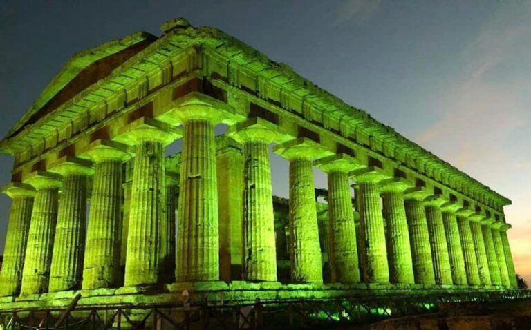 Il Tempio di Nettuno del Parco Archeologico di Paestum e Velia (Salerno) illuminato di verde per l’iniziativa “Coloriamo l’Italia di verde” promossa dall’AISLA.