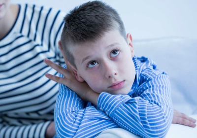 Un bambino con autismo.