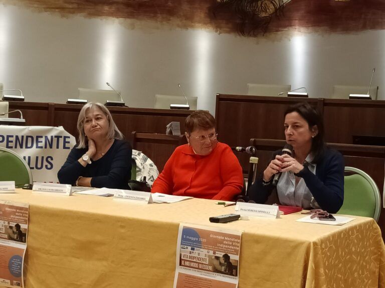 Alcune relatrici dell’incontro sui temi della Vita Indipendente svoltosi a Cecina (Livorno) il 5 maggio 2025. Da sinistra: Laura Brizzi, direttrice della Società della Salute Valli Etrusche, Vincenza Zagaria, presidente dell’AVI della Bassa Val di Cecina, e Serena Spinelli, assessora alle Politiche Sociali della Regione Toscana.