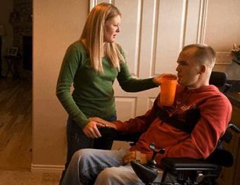 Una caregiver familiare assiste un proprio congiunto con disabilità grave.