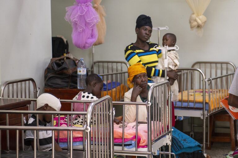 Il Ruharo Mission Hospital, situato a Mbarara nella parte occidentale dell’Uganda, è uno dei partner del CBM Italia. Nella foto sono ritratti alcuni bambini e bambine nei loro letti d’ospedale accompagnati dalle loro madri.