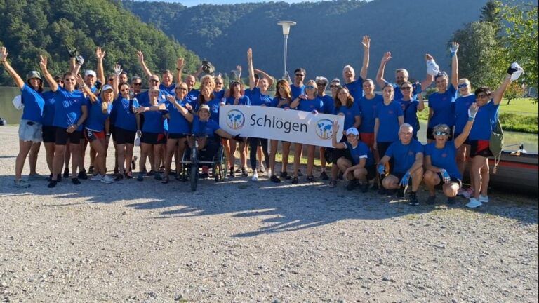 Foto di gruppo dell’equipaggio del Circolo Canottieri 3 Ponti di Roma in occasione della partenza per la prima tappa (Schlögen – Linz) della regata denominata “Discesa a remi del Danubio da Schlögen a Vienna”, il 25 luglio 2024.