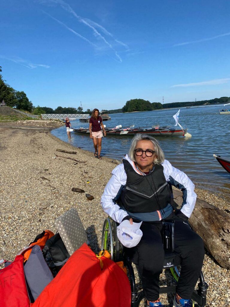 Daniela De Blasis, del Pararowing del Circolo Canottieri 3 Ponti di Roma, in attesa dell’imbarco sul Danubio.