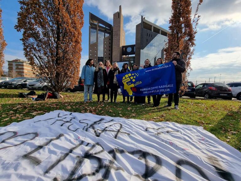 Presidio di protesta organizzato dall’Associazione Diritti alla Follia per richiamare l’attenzione sugli abusi commessi attraverso gli istituti di tutela giuridica (Firenze, 2021). Un tema che sarà ampiamente trattato anche al prossimo congresso nazionale dell’Associazione (14-15 dicembre 2024, Milano).