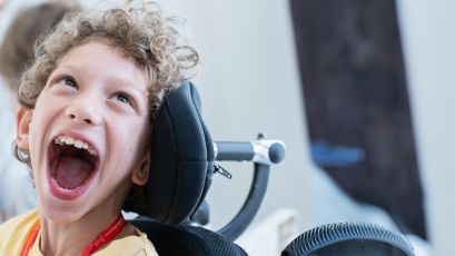 Il primo piano di un minore con disabilità che ride felice è l’immagine scelta per la campagna di raccolta fondi “Sostieni la sua felicità” promossa dall’organizzazione Dynamo Camp.