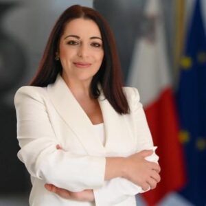 Julia Farrugia Portelli, la Ministra per l’Inclusione e il Benessere Sociale di Malta, che ha promosso l’esplicita criminalizzazione della sterilizzazione forzata delle persone con disabilità nel proprio Paese.