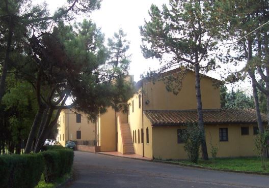 Esterni della struttura di Montalto di Fauglia (in provincia di Pisa), gestita dalla Fondazione Stella Maris, dove, nel 2017, si sono verificati gravi episodi di maltrattamenti ai danni di persone con disabilità. Episodi per i quali diversi ex operatori sono ancora sotto processo.