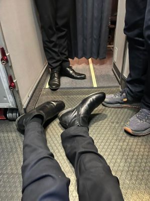 Il particolare delle gambe di Frank Gardner, persona con disabilità motoria e noto corrispondente di guerra inglese della BBC, costretto letteralmente a strisciare sul pavimento per andare in bagno durante un volo della compagnia aerea polacca LOT, non essendoci carrozzine a bordo.