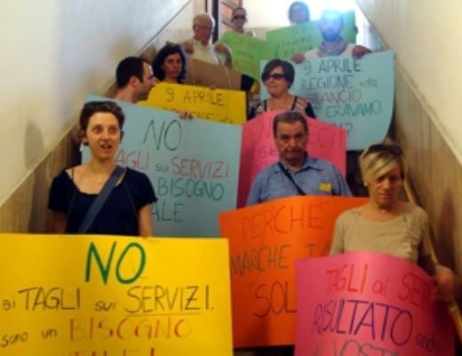 Uno degli eventi di protesta contro il taglio dei servizi socio-sanitari organizzato dal Gruppo Solidarietà (foto d’archivio tratta dal sito del Gruppo Solidarietà).