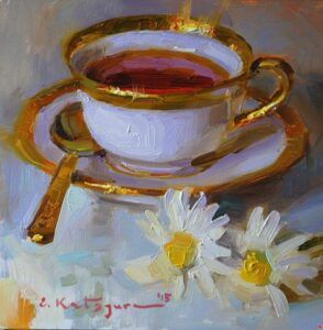Un dipinto dell’artista russa Elena Katsyura raffigura una bellissima tazza di tè con i bordi dorati ed alcune margherite bianche.