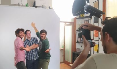 Il duo Le Coliche con Andrea Moriconi, durante la realizzazione del video “Il problema di Aldo” promosso dall’Associazione Italiana Persone Down.