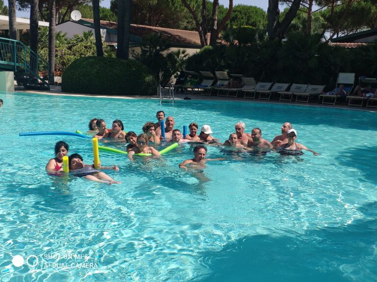 Tutti e tutte in piscina. Foto di gruppo scattata in occasione degli scorsi soggiorni estivi organizzati dalla Lega del Filo d’Oro (fonte: Fondazione Lega del Filo d’Oro).