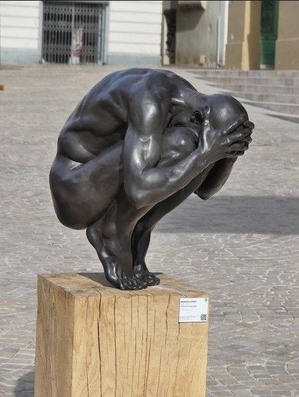 “Decisione impossibile” (2014), scultura in bronzo dell’artista francese Annick Leroy.