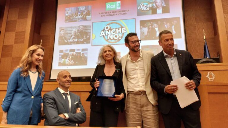 Un momento della consegna del Premio Disabilità UILDM alla trasmissione “O anche no”, con il segretario nazionale della UILDM Michele Adamo (il secondo da sinistra) e la conduttrice Paola Severini Melograni (al centro).