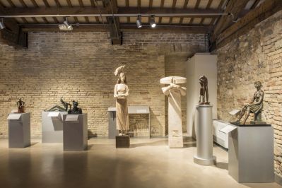 Una sala con sculture di donne nel Museo Omero di Ancona.