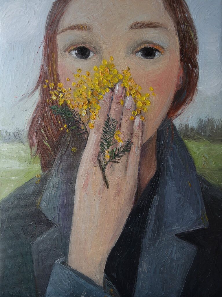 “Aspettando la primavera” (2023), opera pittorica dell’artista russa Galya Popova. Essa raffigura il viso di una giovane donna che, con una mano, accosta al naso un rametto di mimose.