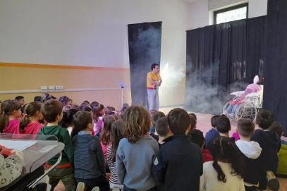 Un gruppo di studenti partecipa ad un laboratorio realizzato nell’àmbito del progetto “Just Two Steps: Schools of Inclusion and Participation” (“Solo due passi: Scuole di inclusione e partecipazione”), che ha quale capofila l’organizzazione CBM Italia.