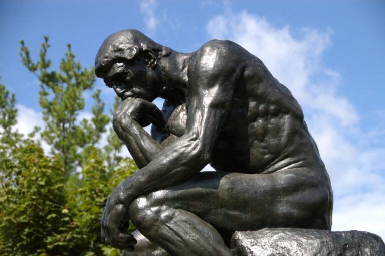 “Il pensatore”, statua in bronzo dell’artista francese Auguste Rodin, realizzata nel 1880 –1902, e conservata, a Parigi, nel museo che porta il nome del suo creatore. Essa raffigura un bell’uomo nudo, seduto, mentre poggia il viso sul dorso di una mano nell’atto di pensare.
