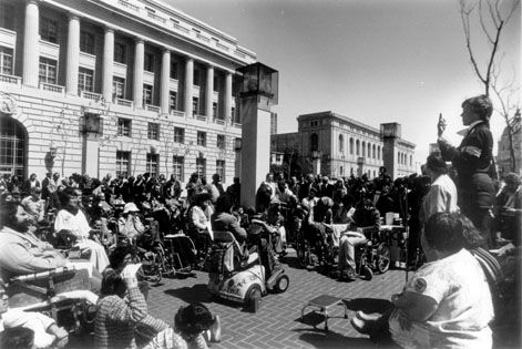 Centinaia di manifestanti con e senza disabilità radunati nella Civic Center Plaza di San Francisco il 4 aprile 1977, la protesta si protrasse anche nei giorni seguenti (fonte: Fondo per l’istruzione e la difesa dei diritti delle persone con disabilità).