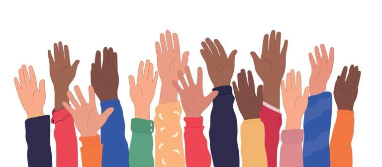 La realizzazione grafica ideata per promuovere il Corso di Alta Formazione “Trasformare i conflitti, convivere nelle diversità” raffigura tante braccia di persone di diverse etnie che tendono verso l’alto ed indossano maniche colorate.