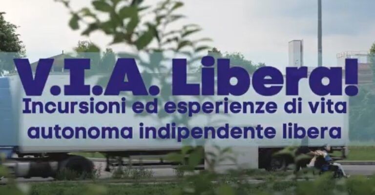 Il fotogramma del reportage “V.I.A Libera! Incursioni ed esperienze di vita autonoma indipendente libera” in cui compare il titolo dello stesso.